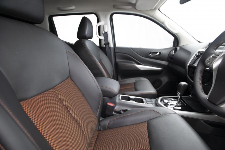 Интерьер Nissan Navara Stealth Double Cab (D23) 2019 года  (ZA) (фото 13 из 32)